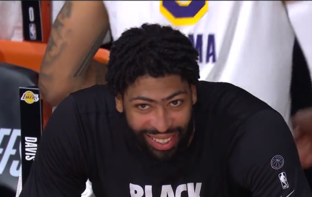 湖人疯狂爆发4-1晋级!浓眉笑了n次乐坏了,詹姆斯却一脸严肃