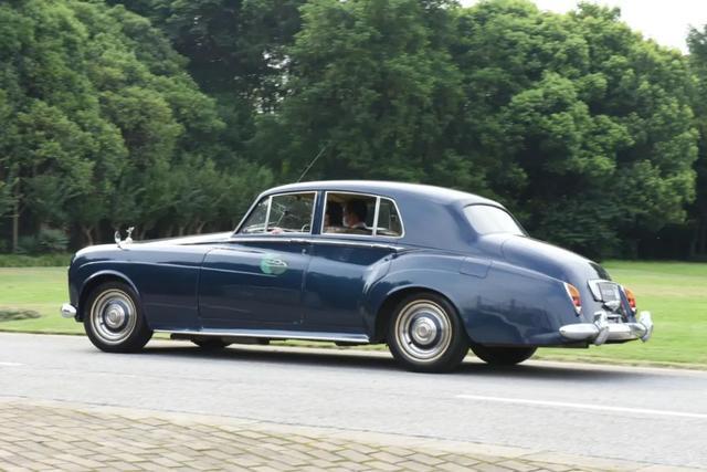 体验60岁的劳斯莱斯银云古董车是什么感受