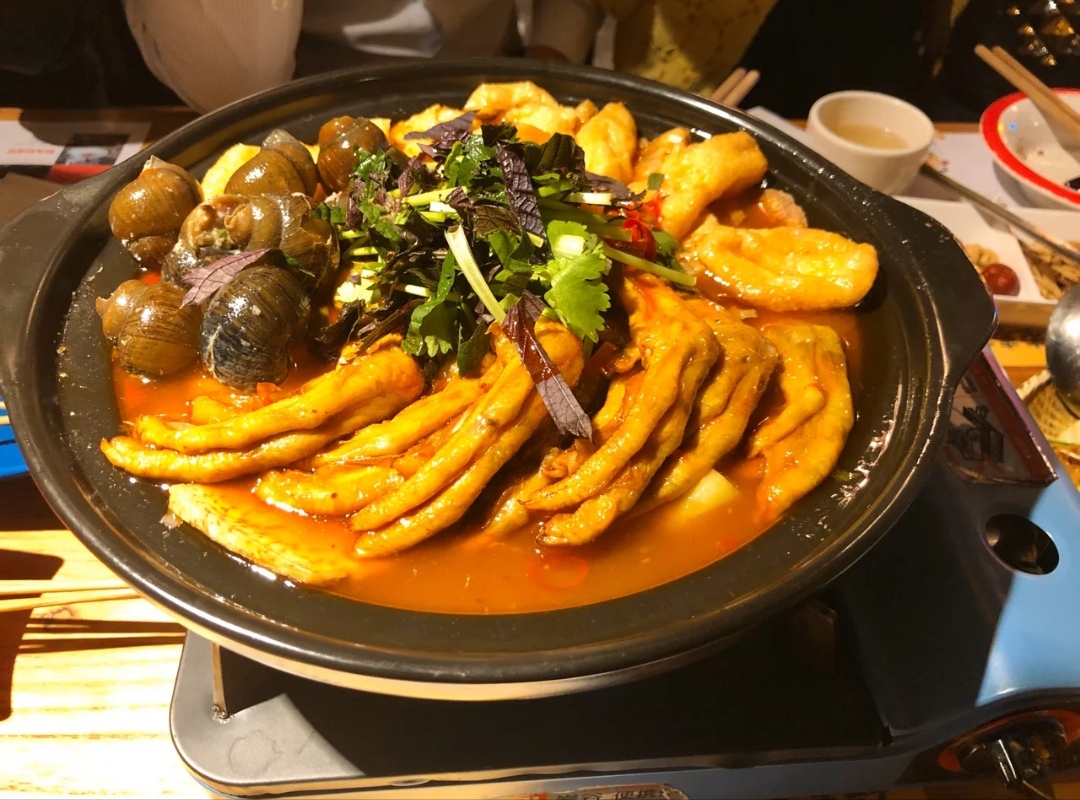 广西特色风味田螺鸭脚煲,鲜香爽口很美味,酸辣开胃超下饭