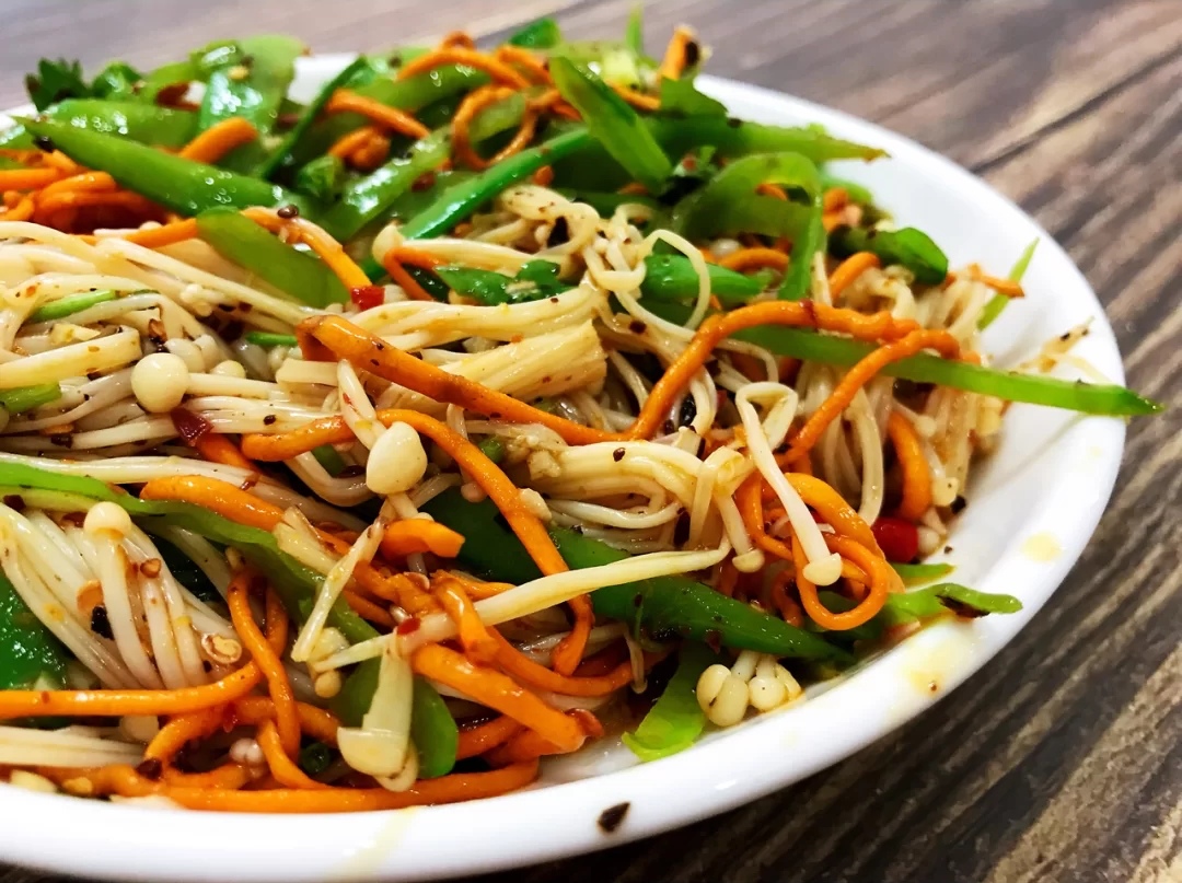 凉拌杂菜主料:虫草花,荷兰豆,金针菇.