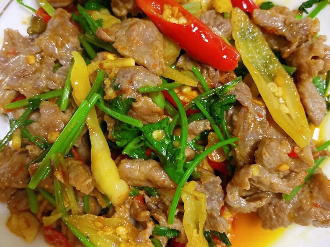 香辣嫩滑的野山椒炒牛肉开胃又下饭绝对酸辣过瘾好吃到舔盘