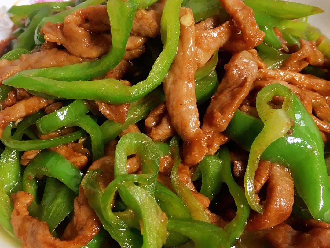 香辣嫩滑的青椒炒肉丝,而且做法简单超下饭,三碗米饭都不够吃