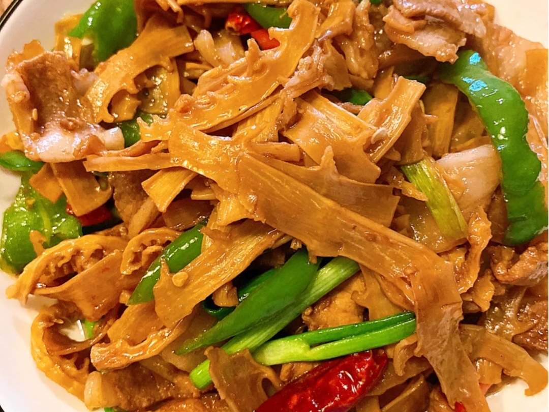 埋藏在儿时记忆里的那道笋干炒肉,色泽金黄肥嫩,口感脆爽诱人
