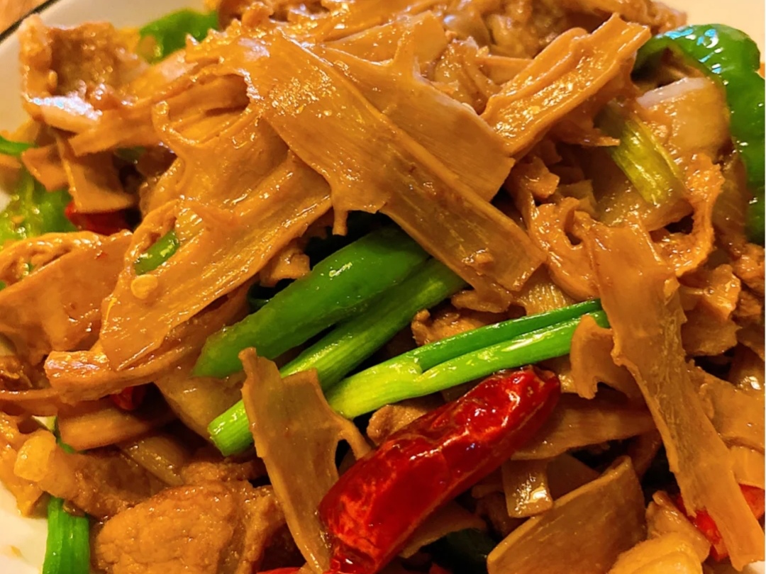 埋藏在儿时记忆里的那道笋干炒肉,色泽金黄肥嫩,口感脆爽诱人