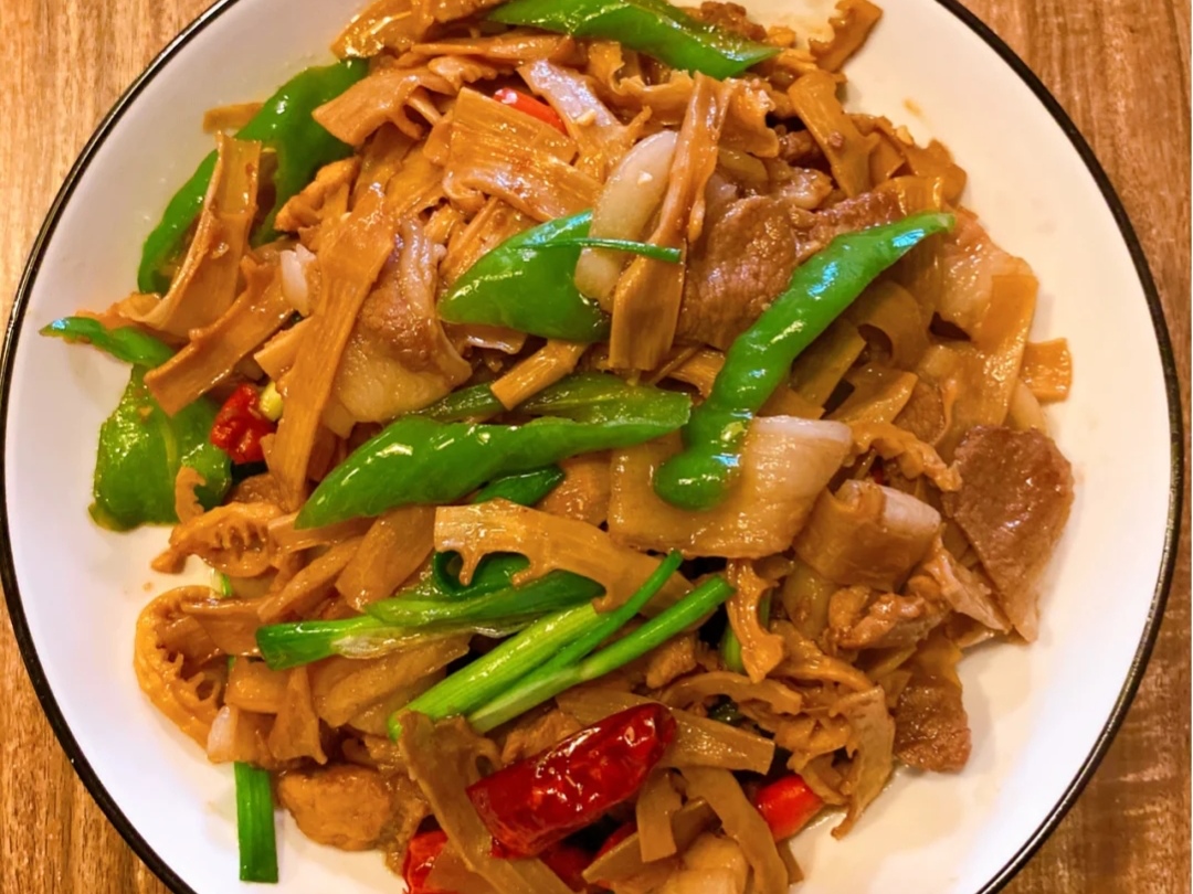 埋藏在儿时记忆里的那道笋干炒肉,色泽金黄肥嫩,口感脆爽诱人