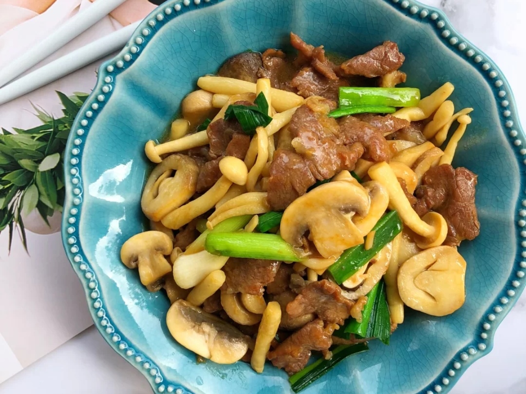 混合菌菇炒肉片食材:草菇,口蘑,蟹味菇,瘦肉,蒜苗,盐,生抽,淀粉.