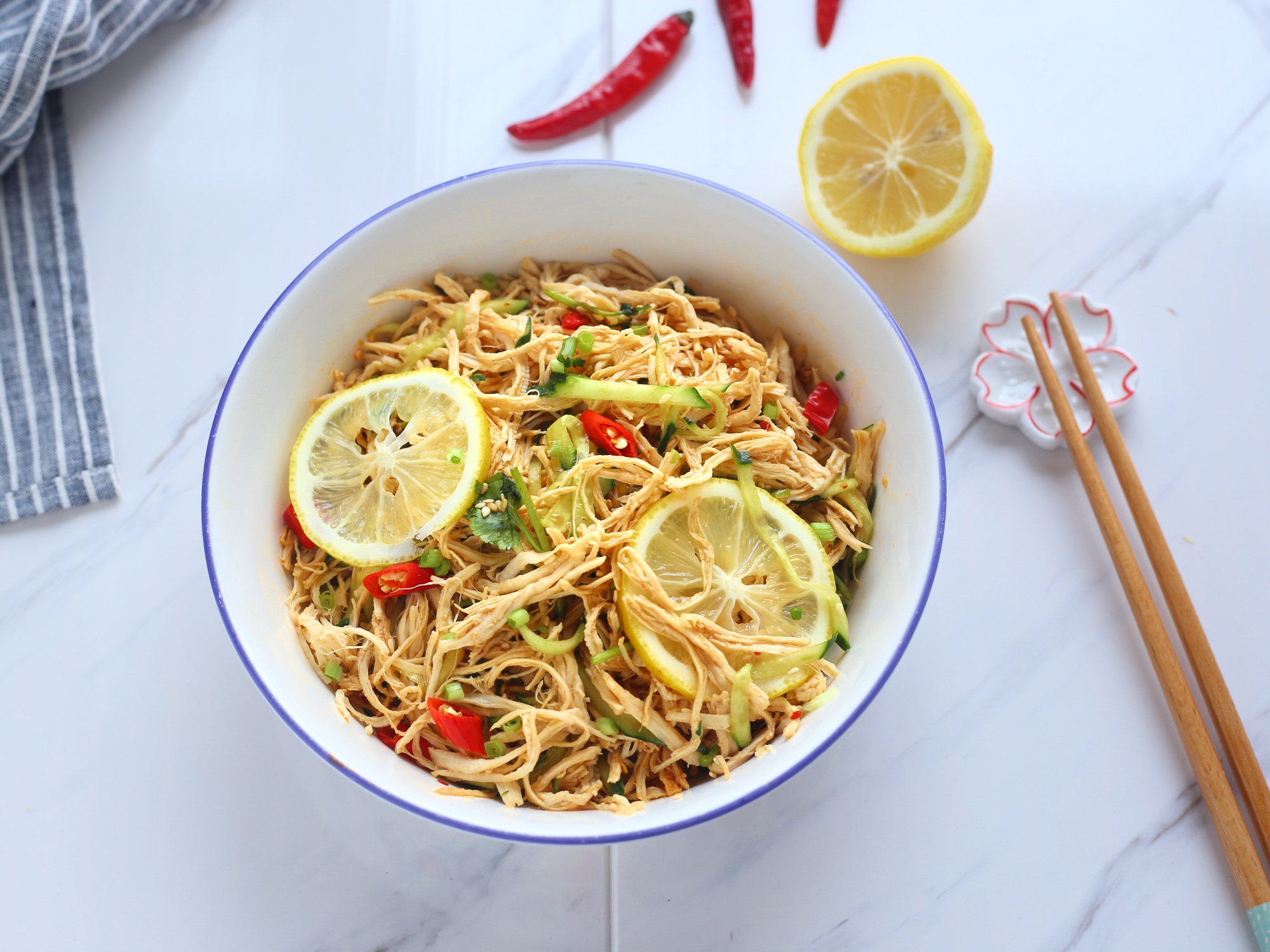 「柠檬鸡丝」的做法 配方,和柠檬一起凉拌,香气十足,好吃解饱