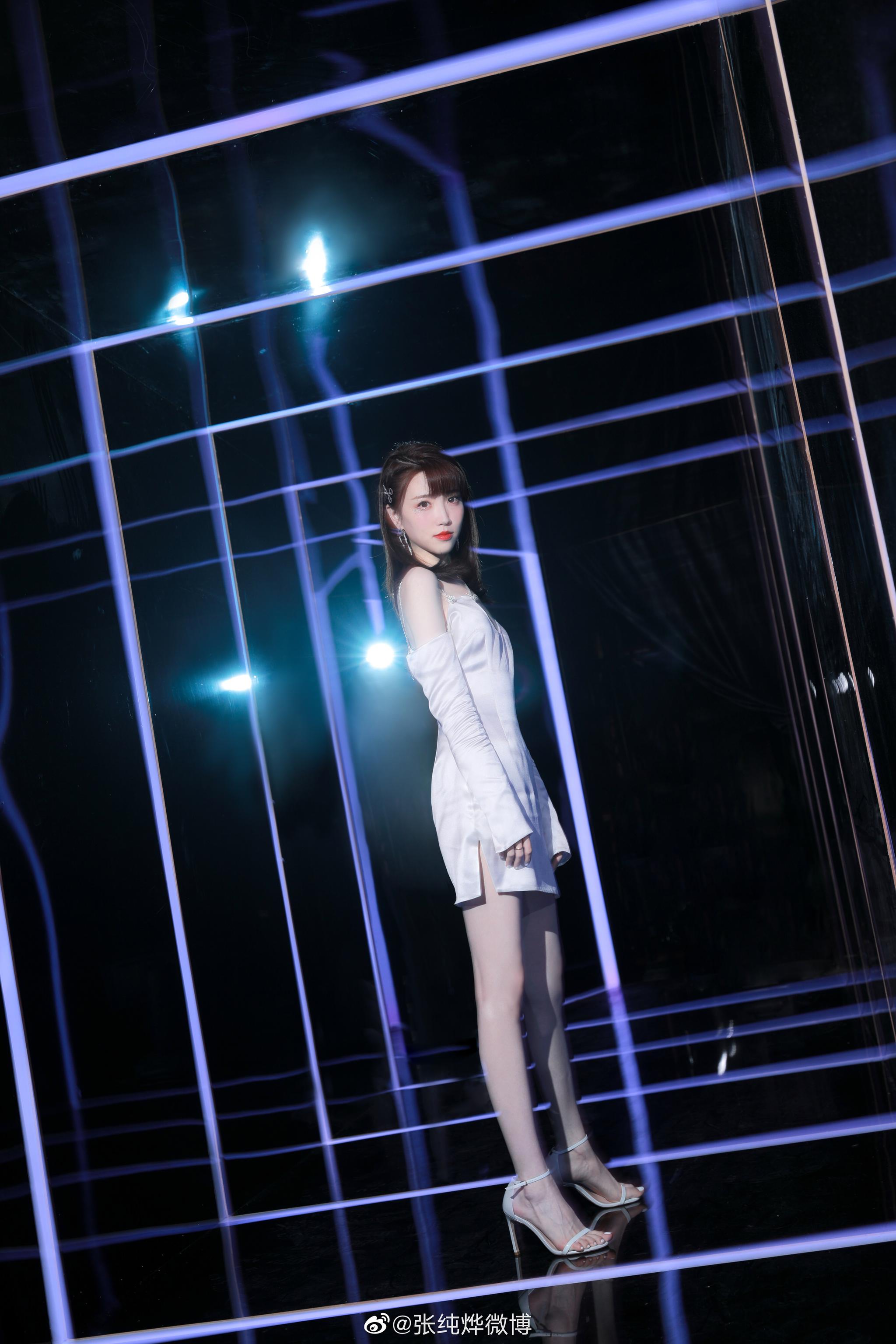 张纯烨这腿也太能打了,不愧是最有明星相的女主持