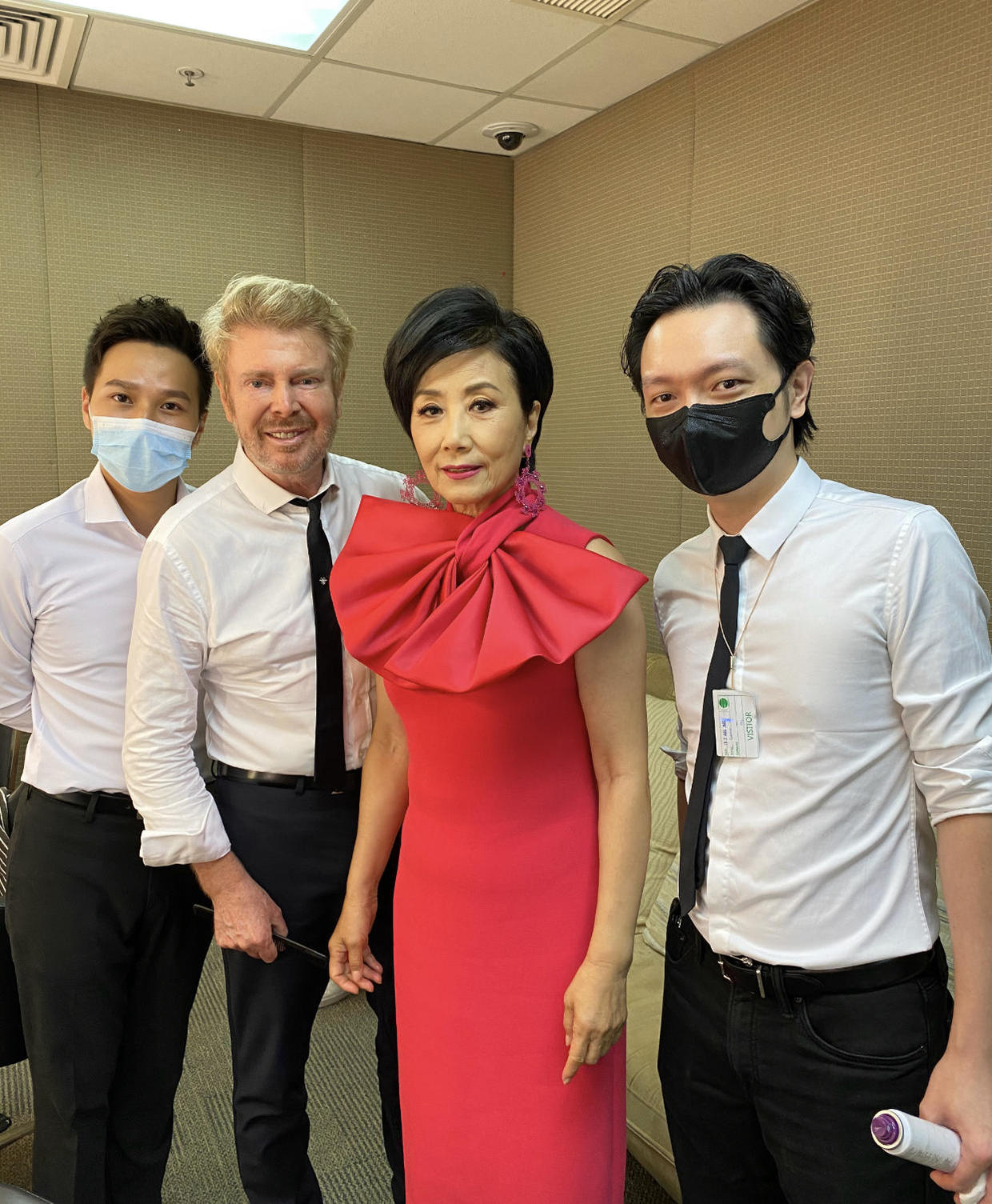 72岁汪明荃与62岁郑裕玲合影,毫无医美痕迹,老也美得自然