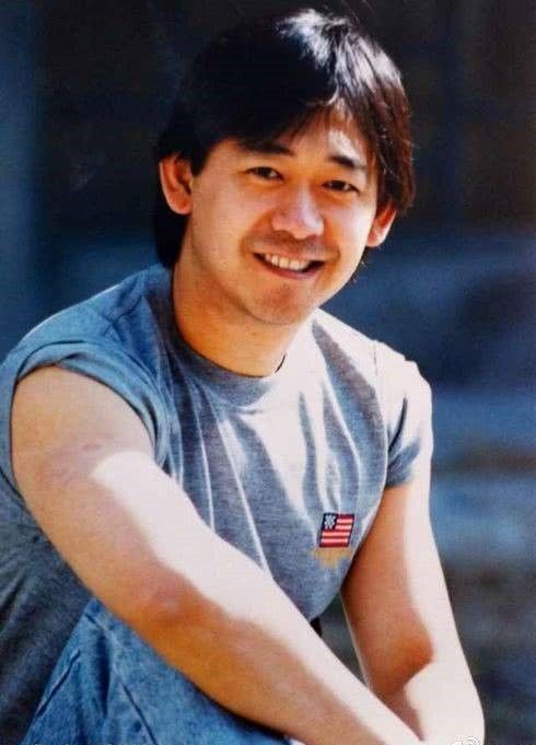 他是颜值高的老戏骨,和高中初恋结婚26年恩爱如初,51岁事业有成