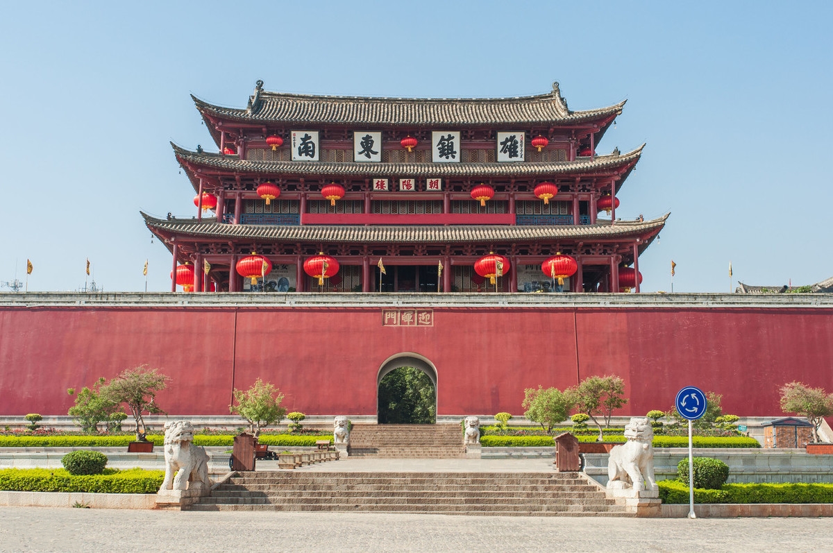 朝阳楼是建水东门城楼,始建于明朝洪武年间,是建水古城的地标.