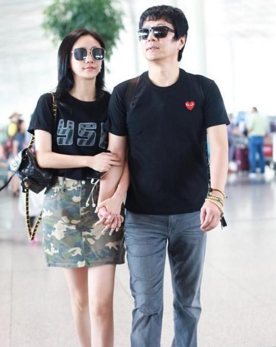 郑钧和他的妻子去了机场，37岁刘芸穿着黑色T恤和迷彩裙展示他休闲区蓝鸢梦想 - Www.slyday.coM