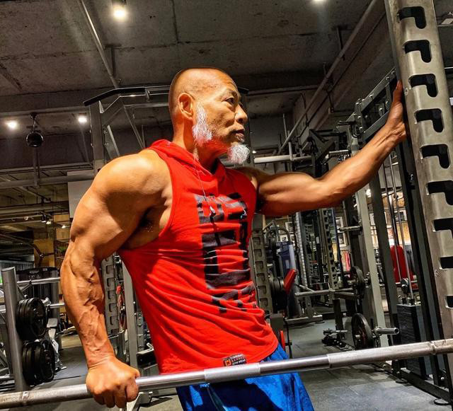 65岁大爷坚持健身练出一身强壮的肌肉年轻人看到后都自愧不如