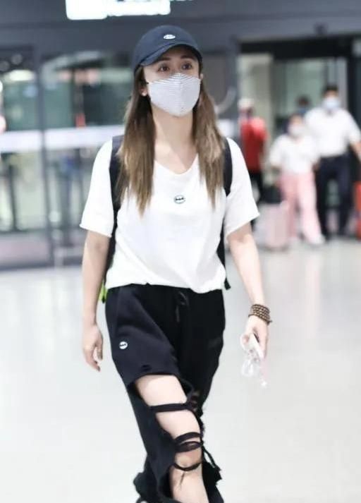 郑钧和他的妻子去了机场，37岁刘芸穿着黑色T恤和迷彩裙展示他休闲区蓝鸢梦想 - Www.slyday.coM