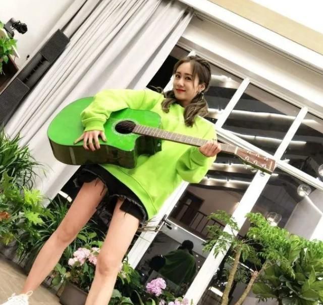 郑钧和他的妻子去了机场，37岁刘芸穿着黑色T恤和迷彩裙展示他休闲区蓝鸢梦想 - Www.slyday.coM