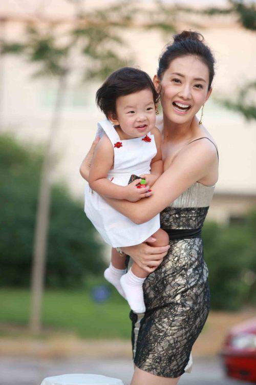 她曾和郭冬临搭档春晚,如今隐退做阔太,47岁的她生活非常自律!