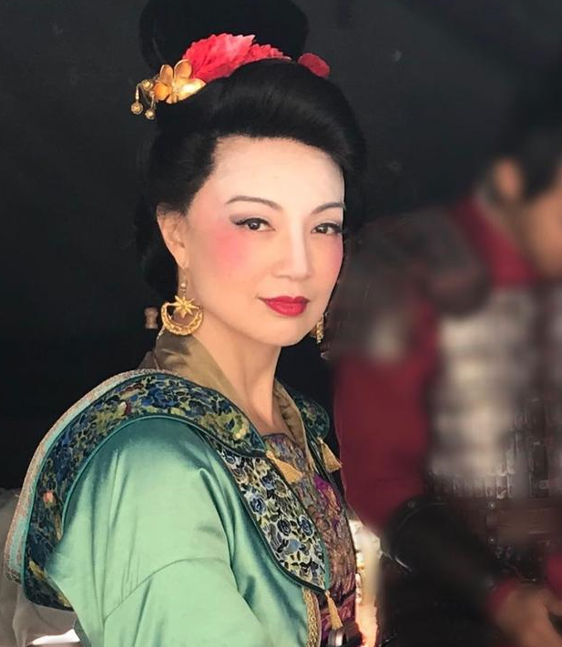 另一位是好莱坞华裔女星赵家玲,在电影中饰演木兰的母亲.两位都曾出