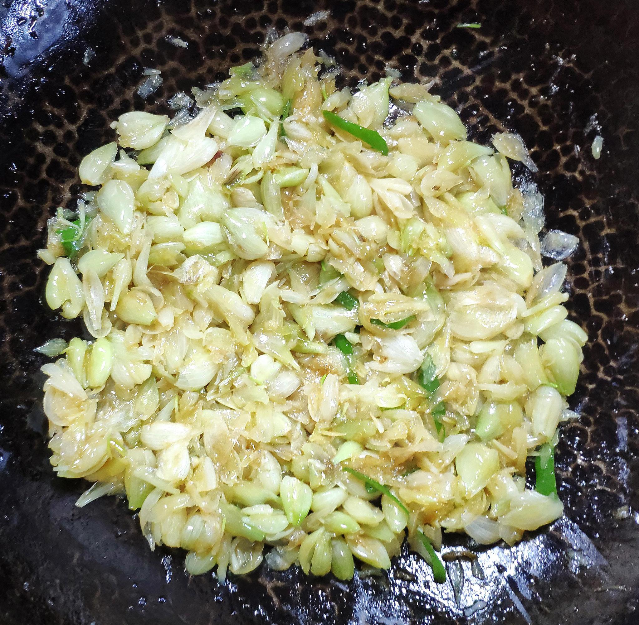 生炒藠头想不到藠头还能生炒着吃还具有消食去腻防癌功效