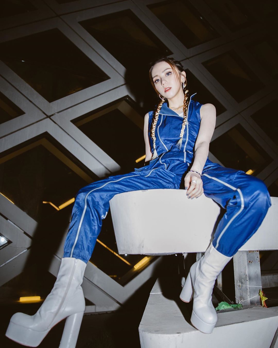 邓紫棋穿连体裤套装踩恨天高秀长腿 扎双麻花辫嘻哈范足