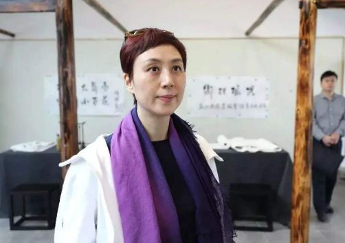 她是京剧大青衣与大18岁前夫相爱5年离婚今47岁依旧优雅