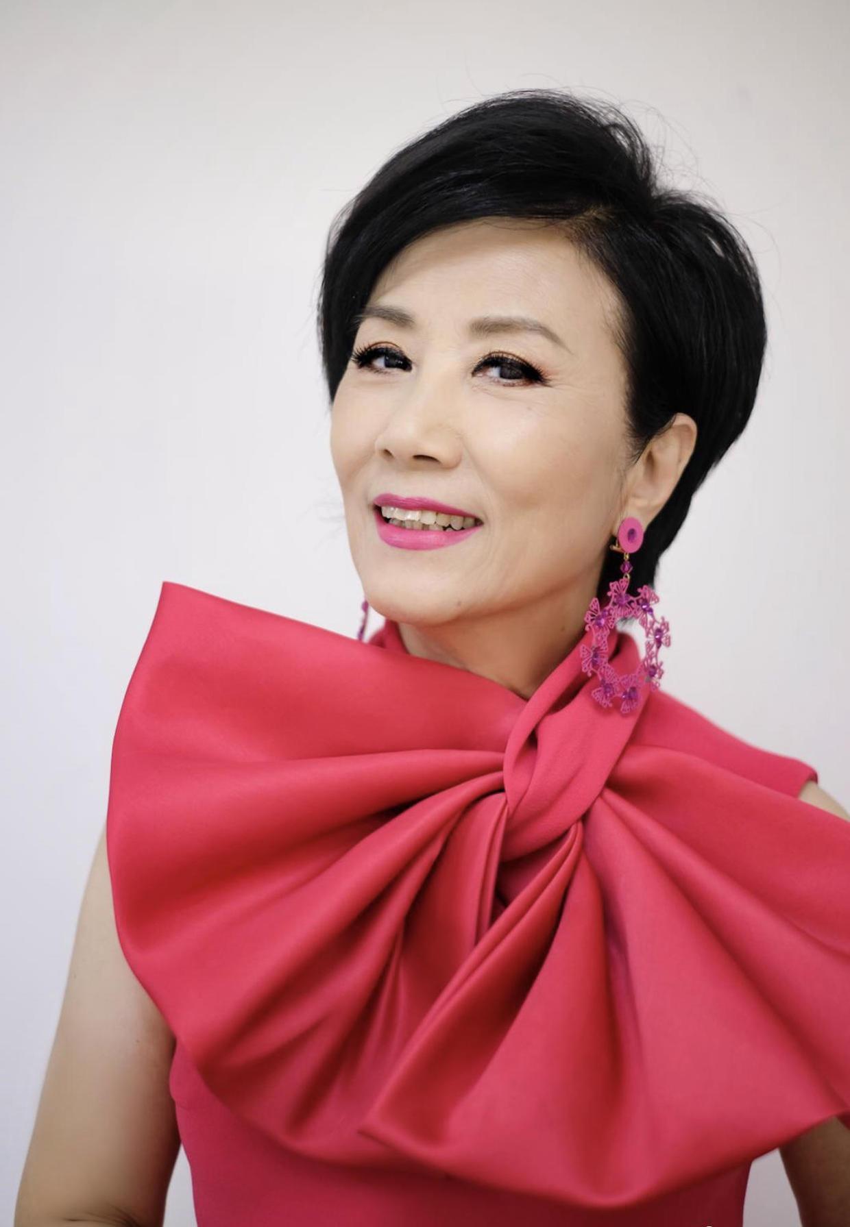 72岁汪明荃与62岁郑裕玲合影,毫无医美痕迹,老也美得自然