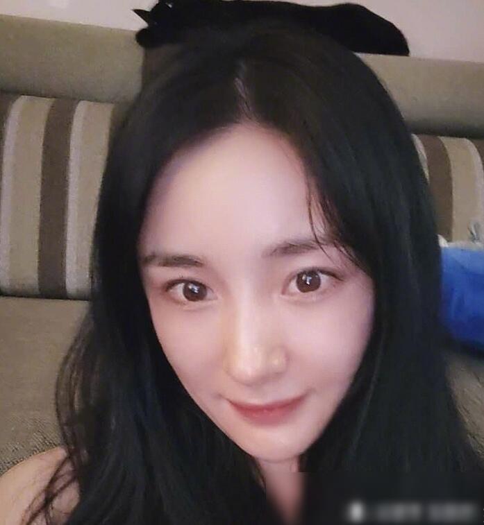 其中有好几张都是素颜,值得一提的是杨幂并不是很喜欢晒自拍照,而且晒