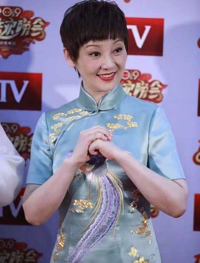 徐帆穿旗袍特别高贵,配精致短发 坡跟鞋,53岁气质太优越