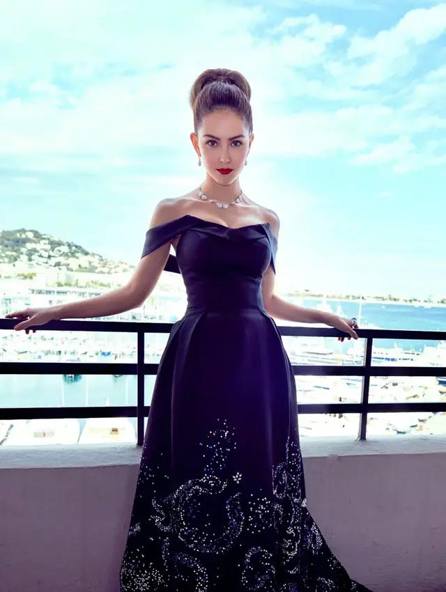 天王嫂昆凌出席活动,穿灰色纱裙高贵优雅,不愧是周董的小公主