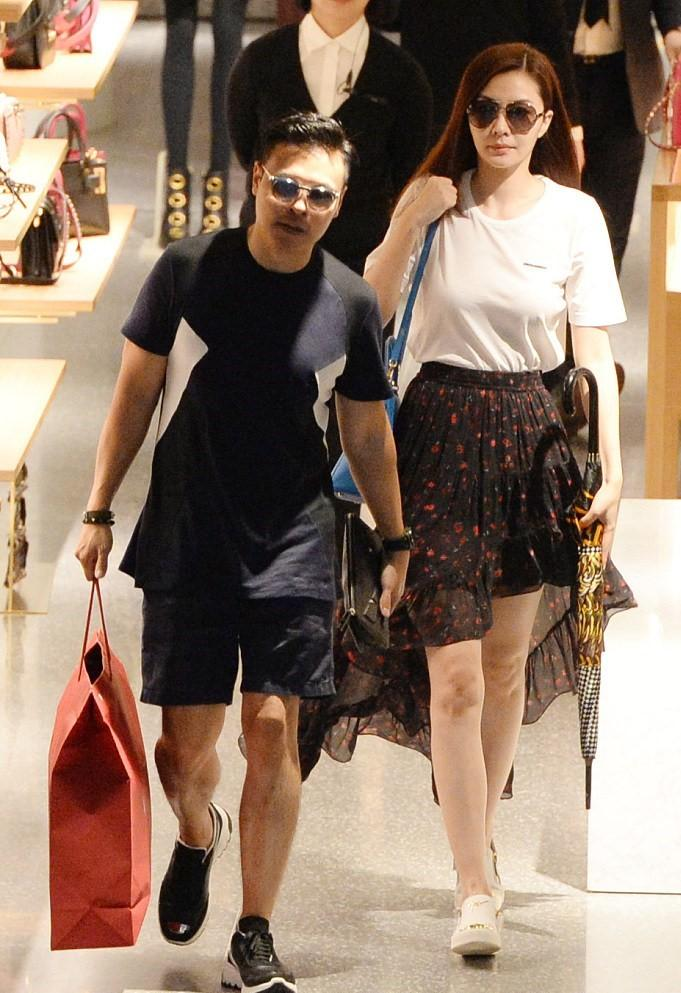 熊黛林罕见携老公逛街,t恤配雪纺半身裙像少女,老公真有霸总范