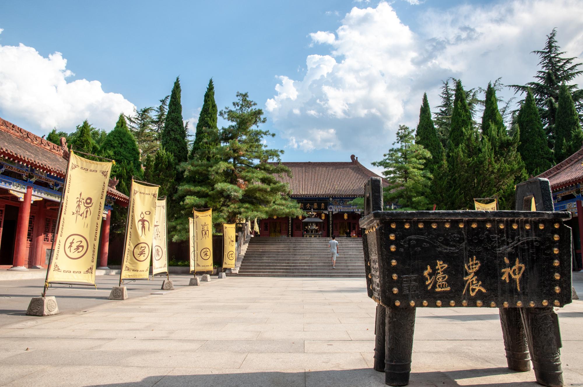 陕西宝鸡也有一座"炎帝陵",坐落在常羊山巅,知道的游客不多