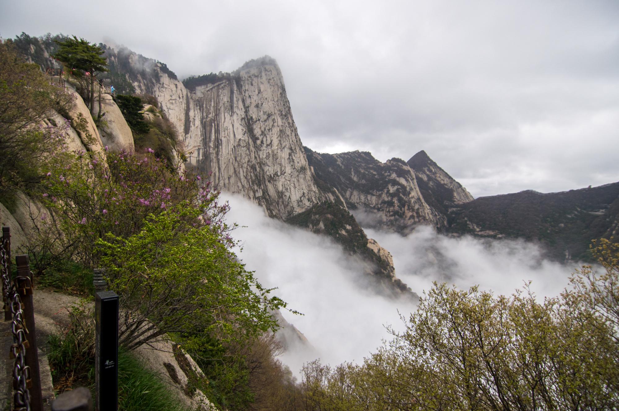 它是中华十大名山之一被誉为奇险天下第一山山川十分秀美