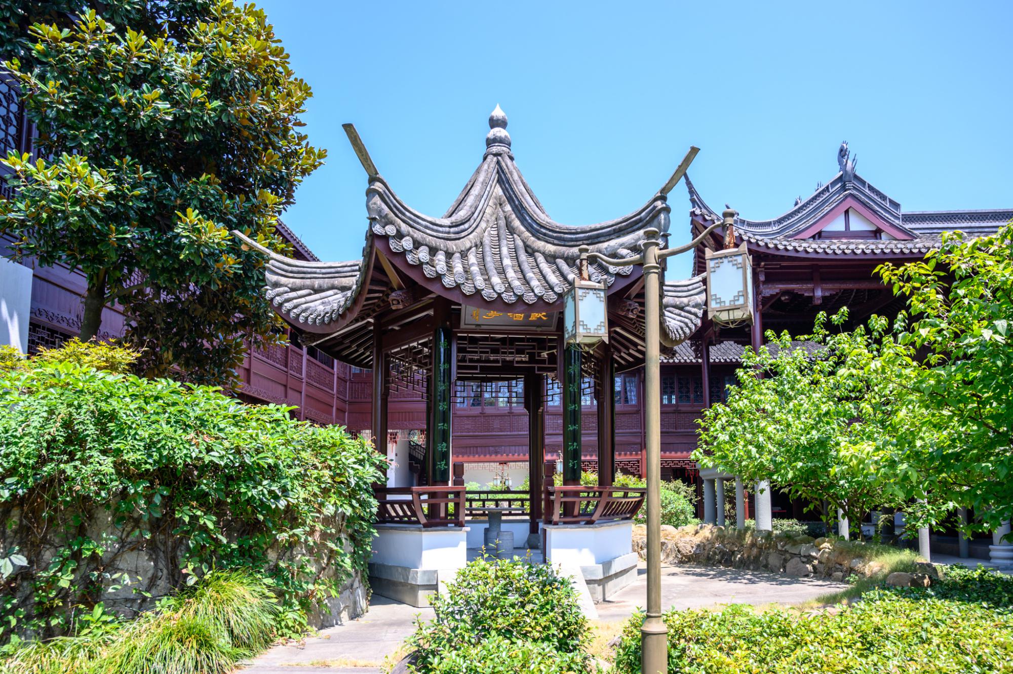 且所有建筑皆有长廊相连接,中间还设有凉亭一座,建筑布局十分巧妙