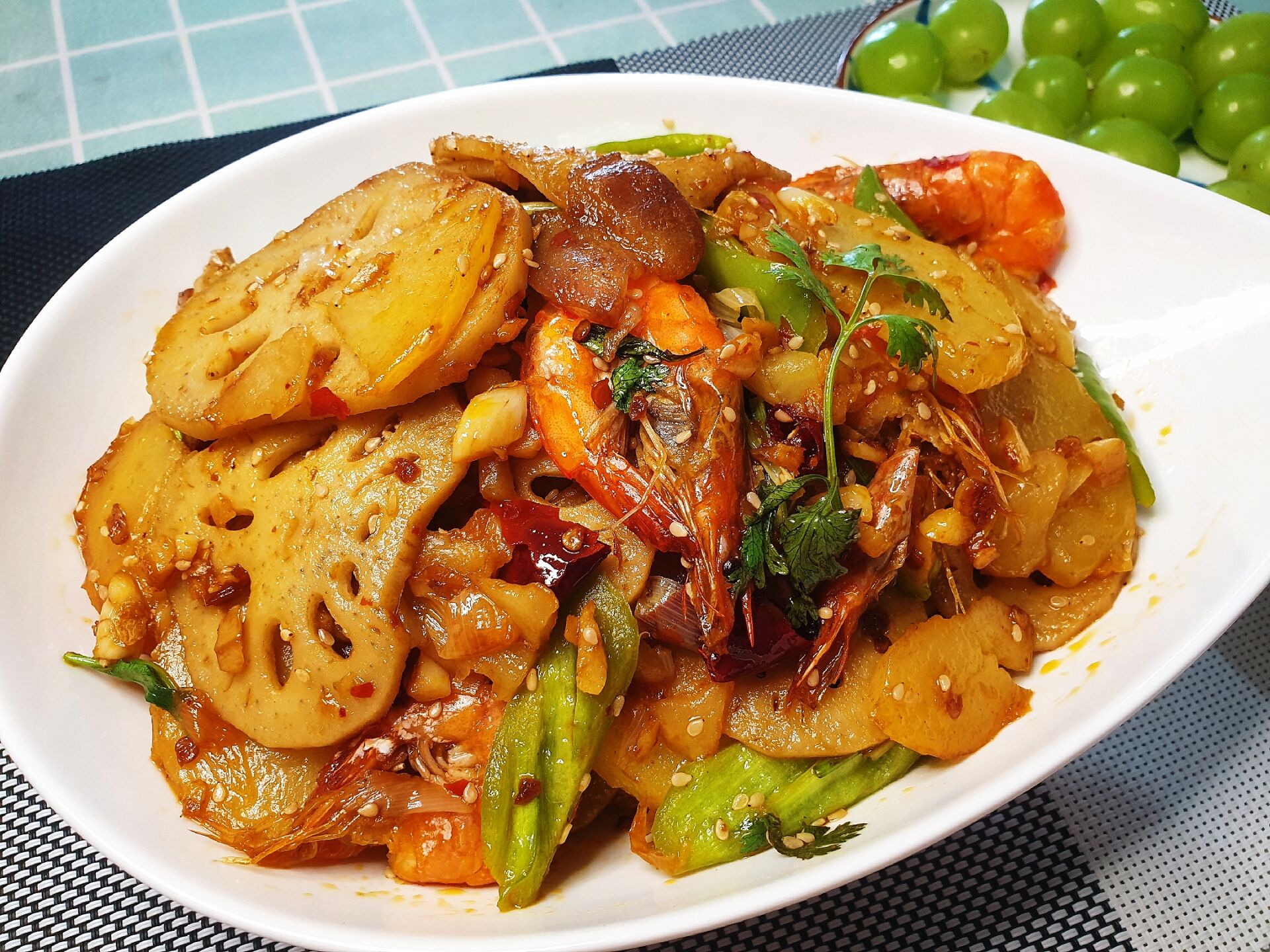 做法非常简单的一道干锅土豆虾,如果你嫌用油煎土豆,藕和虾比较麻烦