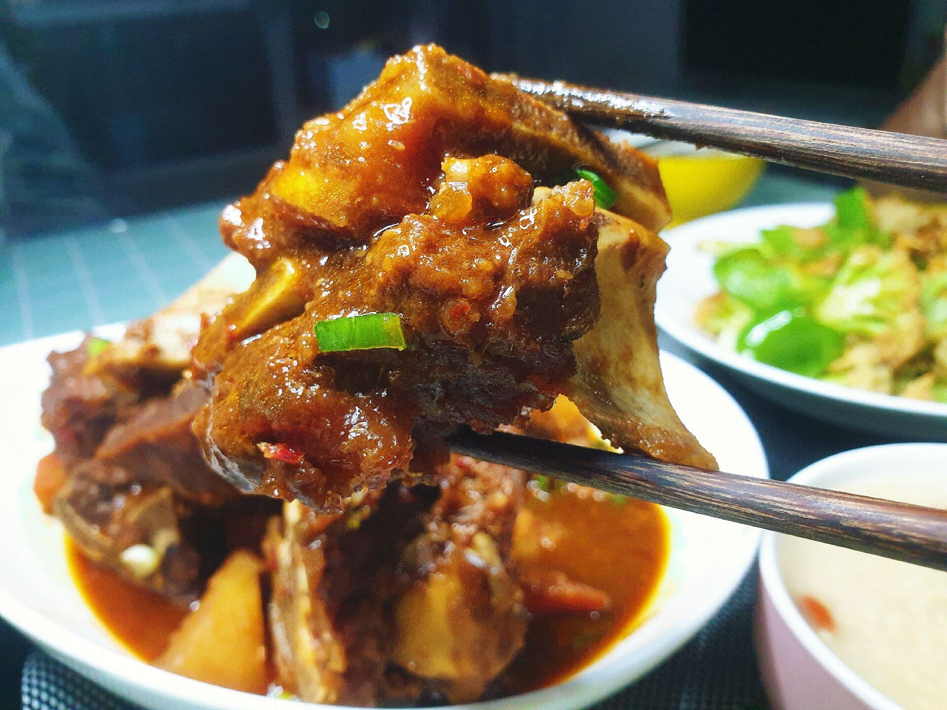 吃过酱香的牛脖骨加土豆和胡萝卜换个红烧口味的汤汁浓郁超级下饭