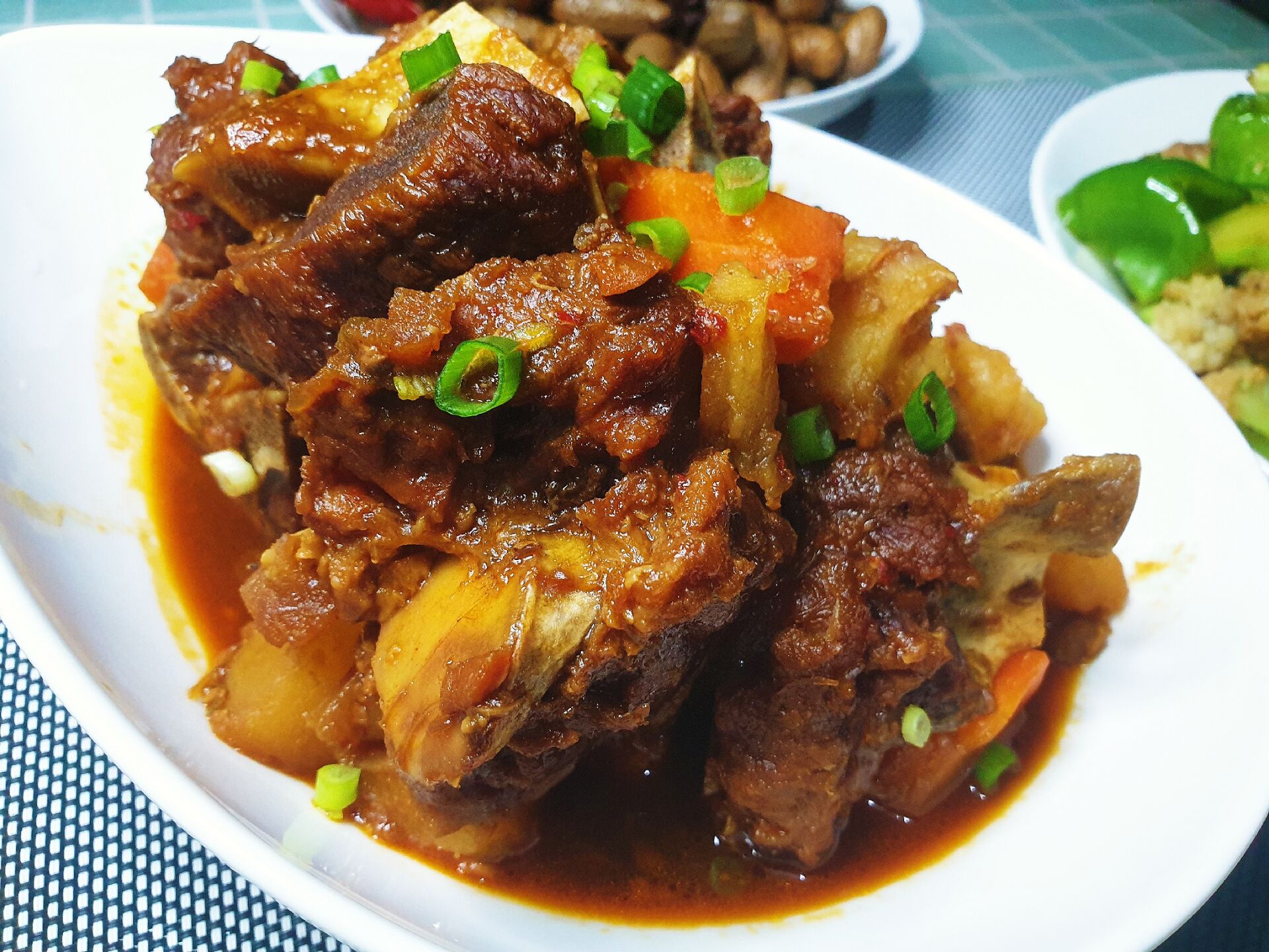 吃过酱香的牛脖骨加土豆和胡萝卜换个红烧口味的汤汁浓郁超级下饭