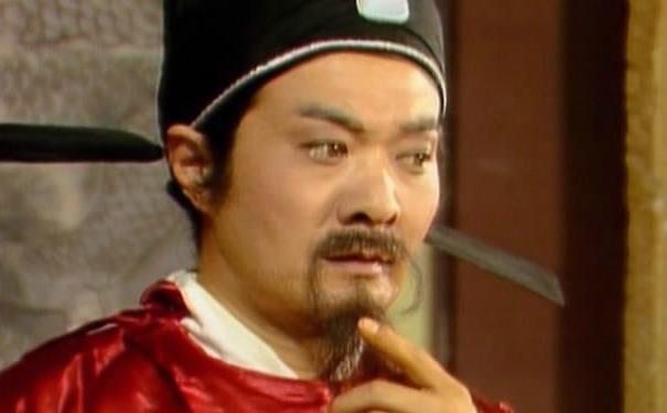 娇杏看到贾雨村,先是喝道的军牢,再是"大轿抬着一个乌帽猩袍的官府