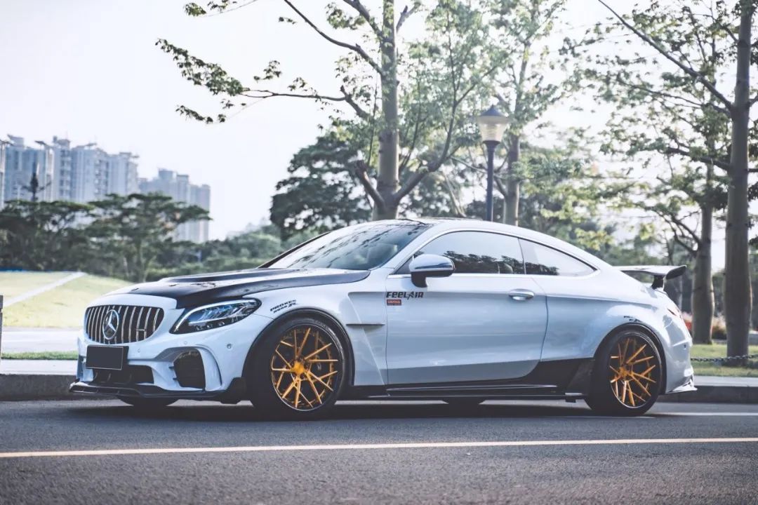 奔驰c轿跑改装宽体套件,空气避震低趴姿态气势不输c63 amg
