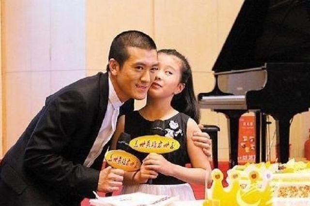 杨子女儿哈佛毕业前妻陶虹带家人参加典礼气质优雅不输黄圣依