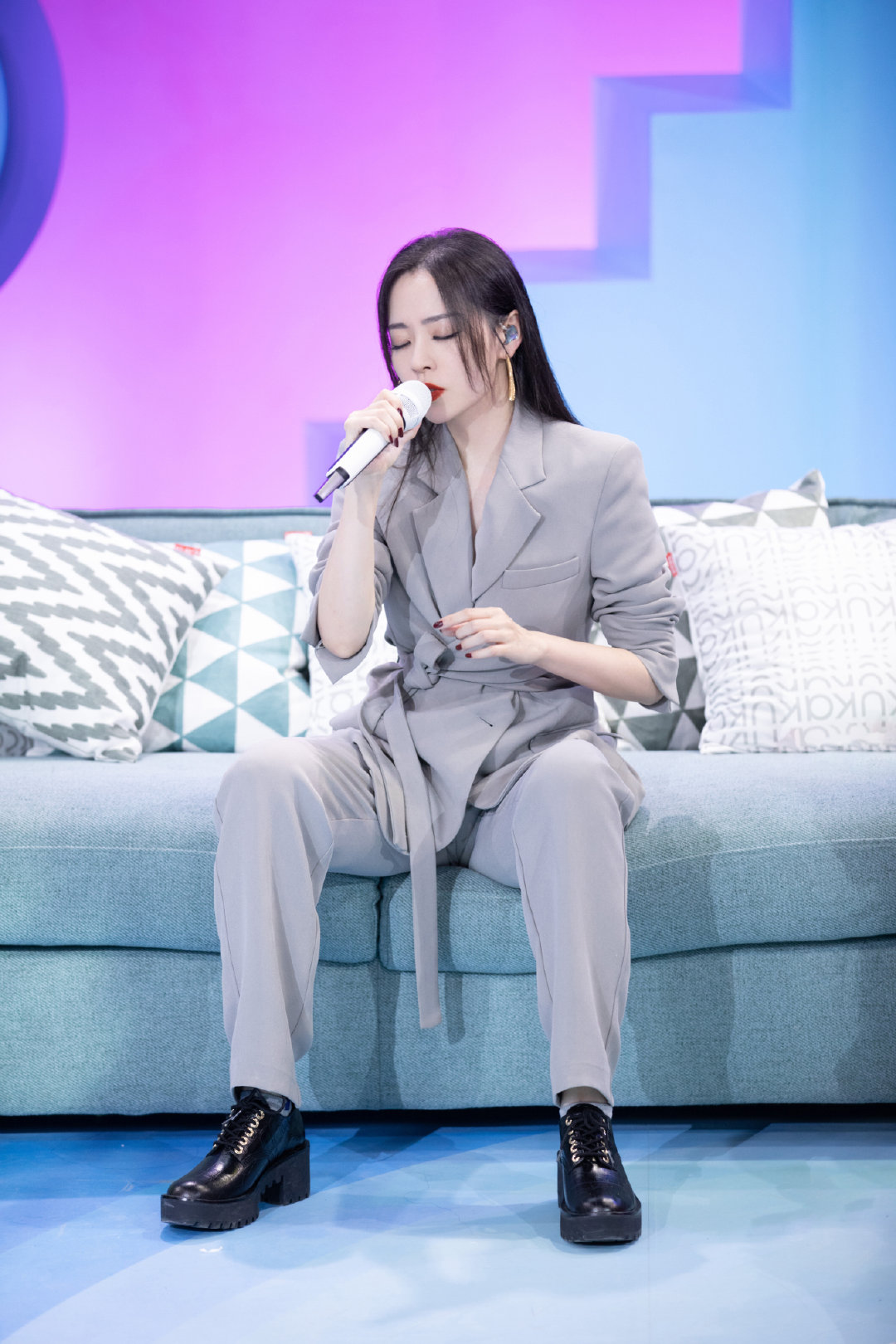 张靓颖中国新说唱唱自身经历卡其色西装彰显气质知性迷人