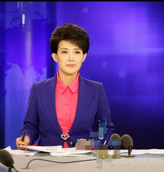 央视主持人梁艳人如其名,长得美艳照人,从1995年至今她一直主持《新闻