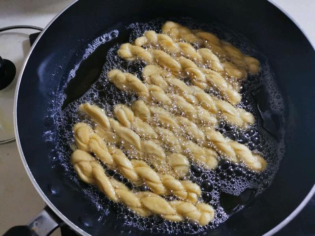 麻花怎样做酥脆又可口教大家一招这样做出来的麻花比买的好吃