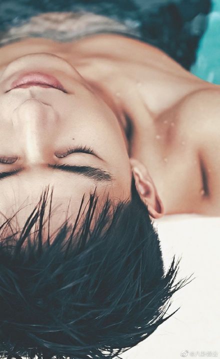 现给腹肌打码上热搜平台管理大师炫身材引网友发起p图大赛