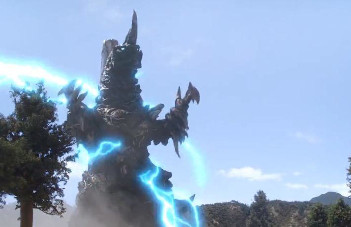 雷电,是防卫军之前"捡到"并进行改造的从宇宙降临到地球上冬眠怪兽