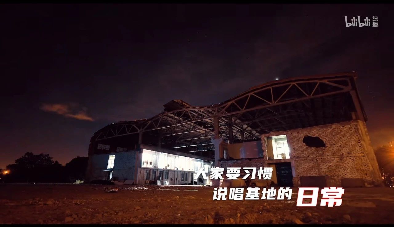 无论是第二期八角笼的设计,还是第三期公演每组选手的不同舞台,道具等