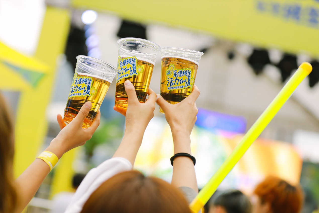 的派对,乐堡纯生在现场搭设了活力酒吧,清新爽口的纯生啤酒无限量畅饮