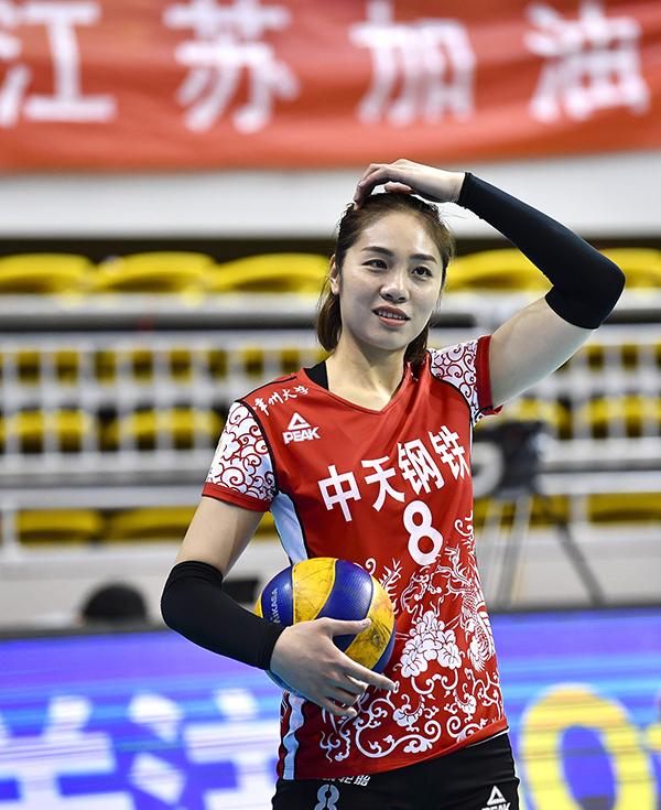 中国女排前国手知性优雅!轻撩头发笑容灿烂,27岁退役转型当老师