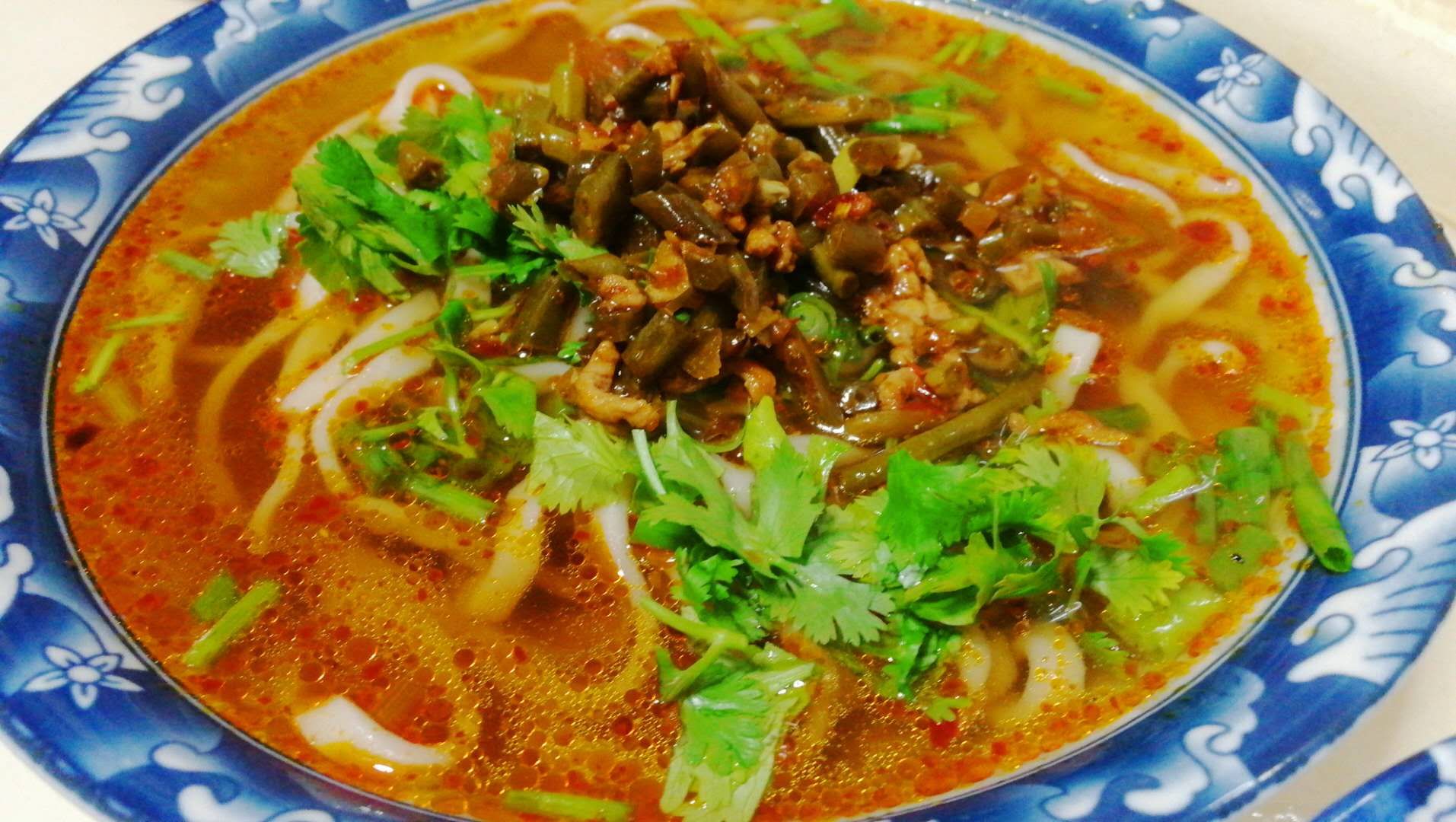 酸豆角炒肉配搭酸辣鲜汤面香辣酸爽分享炒酸辣汤制做技巧