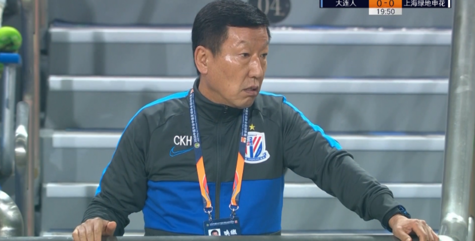 杨旭面对空门,却顶了一个反向球!申花队长抱头不敢相信