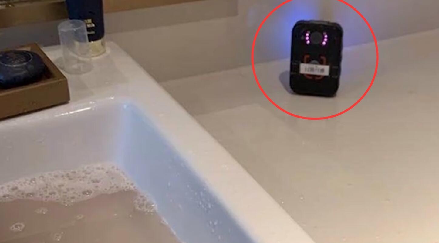 夫妻五星级酒店洗手间洗澡发现摄像头