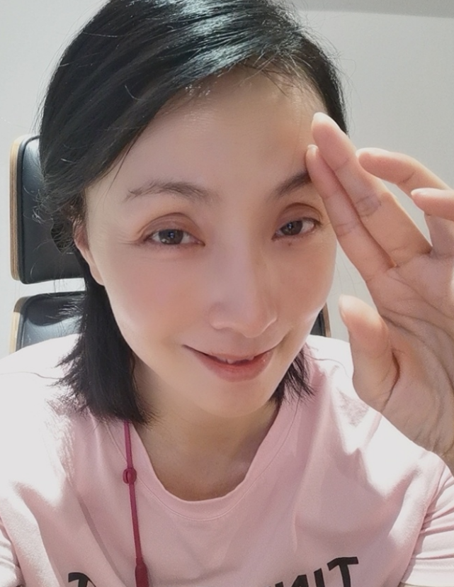 小陶虹素颜照公开显老巫婆脸认不出她平常不照镜子